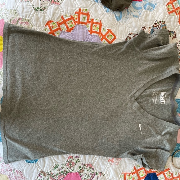 3 bundle Workouts shirts (Nike and underamour) - Picture 3 of 6